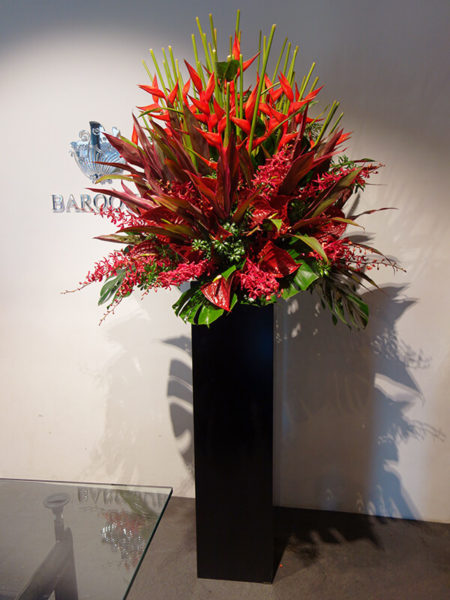 ヘリコニアを使ったオシャレな生花スタンド