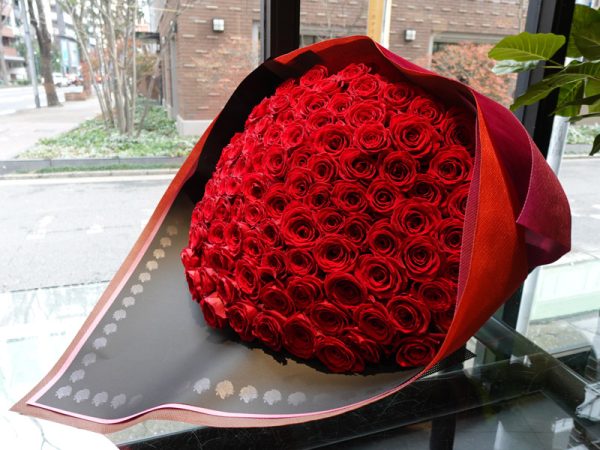 赤いバラ100本の花束