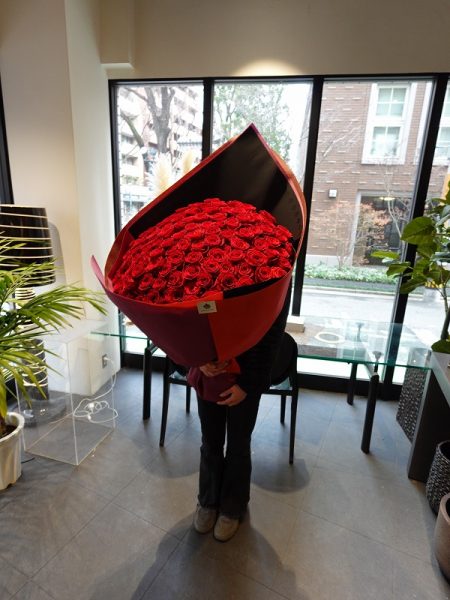 プロポーズ赤いバラ108本の花束