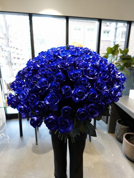 青いバラの花束