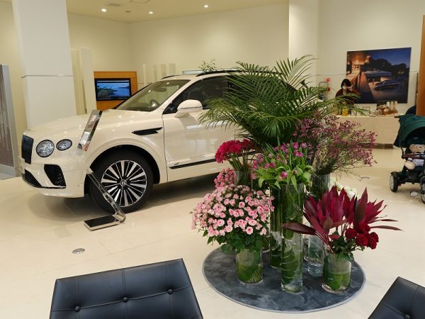輸入車ショールームの花