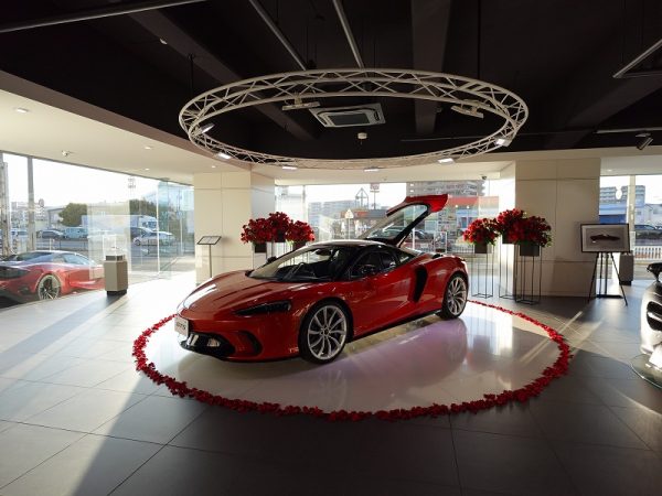 輸入車ショールームの花